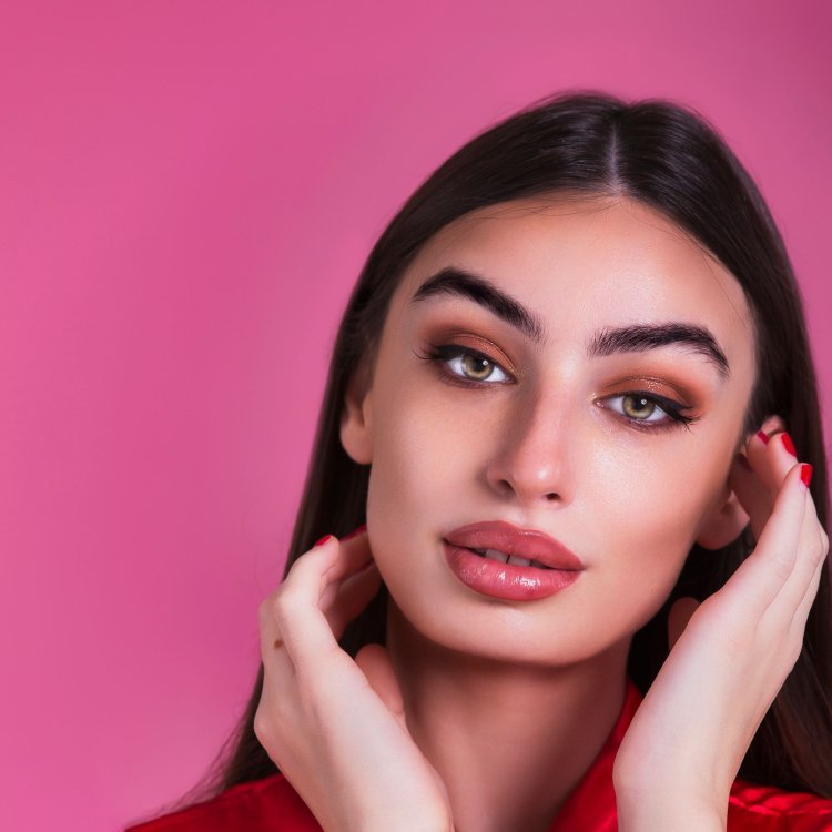 Stunning Soft Pink Lip Gloss Makeup Ideas for Any Occasion